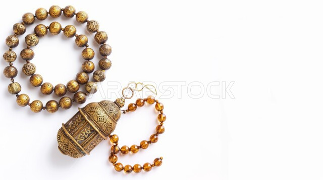 تحف تقليدية للاحتفال بقدوم شهر رمضان المبارك، صورة بانورامية لفانوس عربي معدني مزخرف بجانب سبحة من الخرز، أجواء رمضانية وروحانية إسلامية، زينة وديكورات الاعياد والمناسبات الدينية، خلفية بيضاء