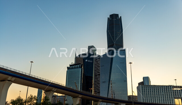 الفن الهندسي المعماري لأبراج الملك عبد الله، ناطحات السحاب والمنشآت والمباني السياحية المشهورة، النمو والتطور العمراني في المملكة العربية السعودية، صورة من طائرة درون للتقدم الحضاري للطرقات والشوارع في وقت الغروب، المدينة الاقتصادية كافد في مدينة الرياض