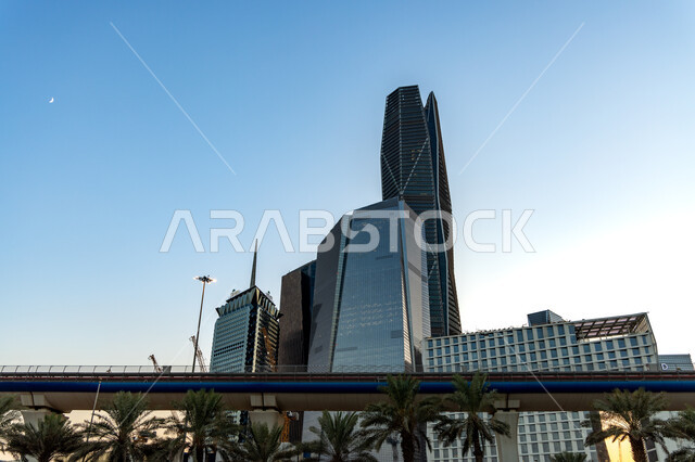 الفن الهندسي المعماري لأبراج الملك عبد الله، ناطحات السحاب والمنشآت والمباني السياحية المشهورة، النمو والتطور العمراني في المملكة العربية السعودية، صورة من طائرة درون للتقدم الحضاري للطرقات والشوارع في وقت الغروب، المدينة الاقتصادية كافد في مدينة الرياض