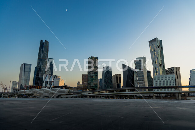 الفن الهندسي المعماري لأبراج الملك عبد الله، ناطحات السحاب والمنشآت والمباني السياحية المشهورة، النمو والتطور العمراني في المملكة العربية السعودية، صورة من طائرة درون للتقدم الحضاري للطرقات والشوارع في وقت الغروب، المدينة الاقتصادية كافد في مدينة الرياض