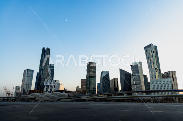 الفن الهندسي المعماري لأبراج الملك عبد الله، ناطحات السحاب والمنشآت والمباني السياحية المشهورة، النمو والتطور العمراني في المملكة العربية السعودية، صورة من طائرة درون للتقدم الحضاري للطرقات والشوارع في وقت الغروب، المدينة الاقتصادية كافد في مدينة الرياض