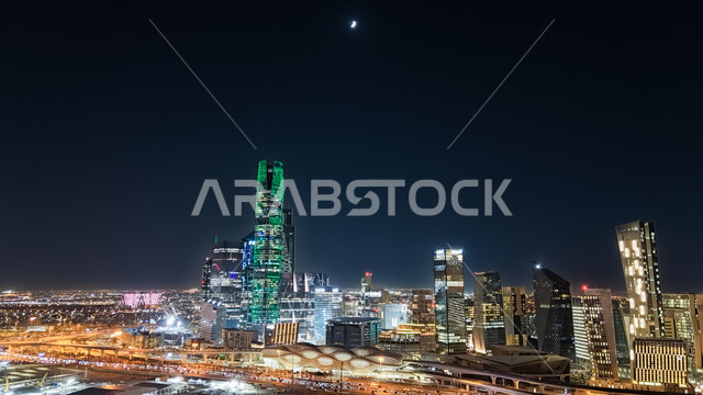 النمو والتطور العمراني في المملكة العربية السعودية، صورة من طائرة درون للفن الهندسي المعماري لمدينة الرياض، ناطحات السحاب والمنشآت والمباني السياحية المشهورة، أبراج الملك عبد الله المضيئة ليلا، المدينة الاقتصادية كافد في وقت الليل