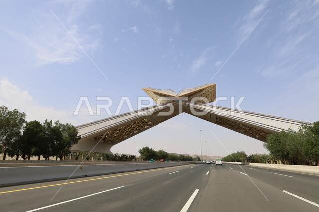 السفر والتنقل على الطريق السريع بين جدة ومكة المكرمة, مجسم بوابة القرآن على شكل المصحف الشريف في الطريق السريع, أماكن دينية مشهورة مقدسة, الحركة المرورية في الطرقات و الشوارع المعبدة في المملكة العربية السعودية