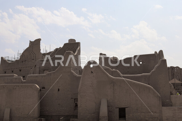 معالم وأماكن تراثية سياحية في السعودية، الفن الهندسي المعماري القديم لأسوار الدرعية القديمة في مدينة الرياض بالمملكة العربية السعودية، صورة بالأبيض والأسود للمباني الأثرية والبيوت الطينية الشعبية في حي الطريف، الاحتفال بيوم التأسيس الوطني في جوهرة المملكة