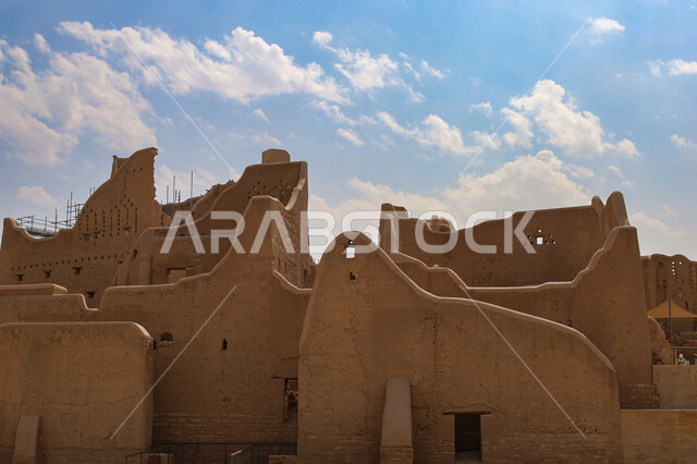 معالم وأماكن تراثية سياحية في السعودية، الفن الهندسي المعماري القديم لأسوار الدرعية القديمة في مدينة الرياض بالمملكة العربية السعودية، صورة للمباني الأثرية والبيوت الطينية الشعبية في حي الطريف، الاحتفال بيوم التأسيس الوطني في جوهرة المملكة
