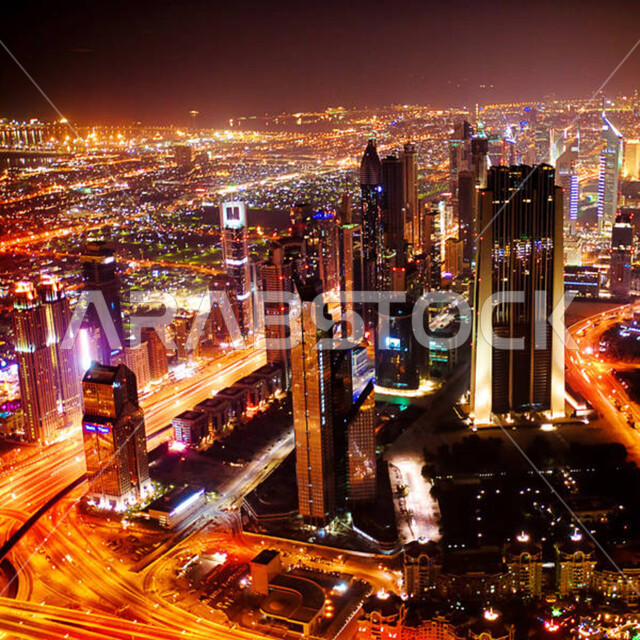 النمو والتقدم العمراني والتطور الحضاري في مدبنة دبي، الفن الهندسي المعماري المتطور للمنشآت التجارية و السكنية، المباني والمنتجعات الفاخرة في الإمارات العربية المتحدة، ناطحات السحاب والأبراج المضيئة في وقت الليل، حركة المرور في الطرقات والشوارع ليلا