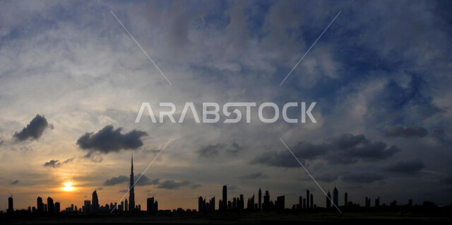 الفن الهندسي المعماري المتطور للمنشآت التجارية والسكنية، المباني والمنتجعات الفاخرة في الإمارات العربية المتحدة، ناطحات السحاب والأبراج في مدينة دبي وقت غروب الشمس، النمو والتقدم العمراني والتطور الحضاري وإنشاء المدن السياحية الساحلية