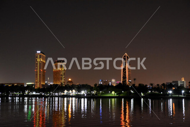 النمو والتقدم العمراني والتطور الحضاري وإنشاء المدن السياحية الساحلية في دبي، الفن الهندسي المعماري المتطور للمنشآت التجارية والسكنية، المباني والمنتجعات الفاخرة في الإمارات العربية المتحدة، انعكاس صورة ناطحات السحاب والأبراج المضيئة في وقت الليل على مياه البحر