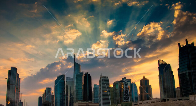 الفن الهندسي المعماري المتطور للمنشآت التجارية والسكنية، المباني والمنتجعات الفاخرة في الإمارات العربية المتحدة، ناطحات السحاب والأبراج في مدينة دبي وقت غروب الشمس، النمو والتقدم العمراني والتطور الحضاري وإنشاء المدن السياحية الساحلية