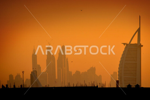 الفن الهندسي المعماري للأبراج وناطحات السحاب, استقطاب وجذب السياح من أنحاء العالم، صورة ظلية لفندق برج العرب في مدينة دبي، النمو و التطور العمراني على ساحل الخليج العربي، الواجهة السياحية في الإمارات العربية المتحدة