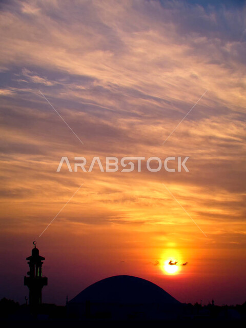 دعوة المسلمين إلى الصلاه, العباده والتقرب إلى الله, صورة ظليه لمسجد في وقت الغروب, المعالم الدينيه الإسلاميه في المملكه العربيه السعوديه, الفن الهندسي المعماري للمآذن والقبب على الطراز الإسلامي، سالوليت