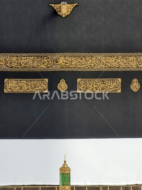 الكسوة الكعبة المشرفة مغطاة بقماش من  الحرير الأسود مزينة بنقوش و زخارف من خيوط دهبية اسلامية و نصوص قرآنية ،المسجد الحرام في مكة المكرمة ، المملكة العربية السعودية 