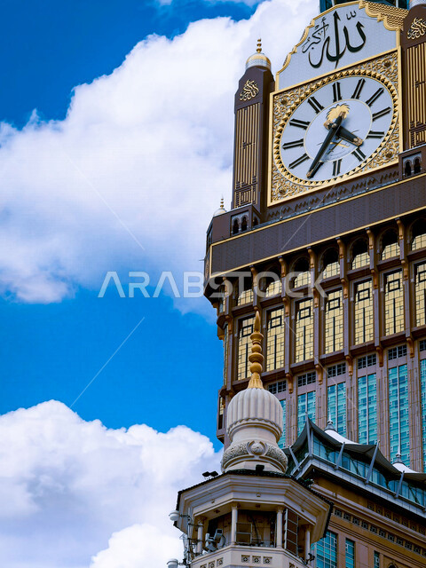 صورة مقربة لمبنى برج الساعة الملكي بالمسجد الحرام بمكة المكرمة ، أطول برج ساعة في العالم ، المملكة العربية السعودية