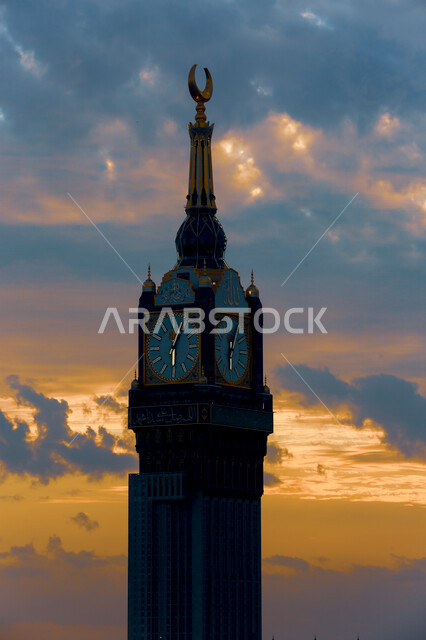 صورة لمبنى برج الساعة الملكي بالمسجد الحرام بمكة المكرمة  عند الغروب أو الشروق ، أطول برج ساعة في العالم ، المملكة العربية السعودية