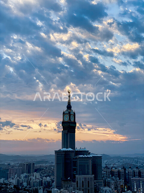 صورة لمبنى برج الساعة الملكي بالمسجد الحرام بمكة المكرمة  عند الغروب أو الشروق ، أطول برج ساعة في العالم ، المملكة العربية السعودية