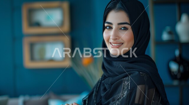 مفهوم الانوثة والنعومة، ملابس محجبات عصرية راقية، الاهتمام بالمظهر الخارجي والأناقة، صورة مقربة لامرأة عربية خليجية سعودية محجبة تنظر إلى الكاميرا بايماءات الثقة بالنفس والسرور