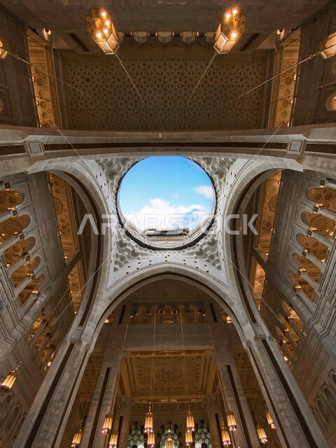 صورة مقربة لزخارف الحرم المكي من الداخل بالمسجد الحرام بمكة  ، جمال و روعة الزخارف عربية الاسلامية ، فنون اسلامية  ، المملكة العربية السعودية