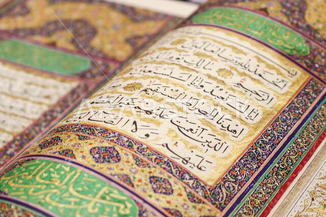 صورة مقربة لكتاب القرآن الكريم ، كتاب الله ، آيات قرآنية ، مصحف القرآن الكريم