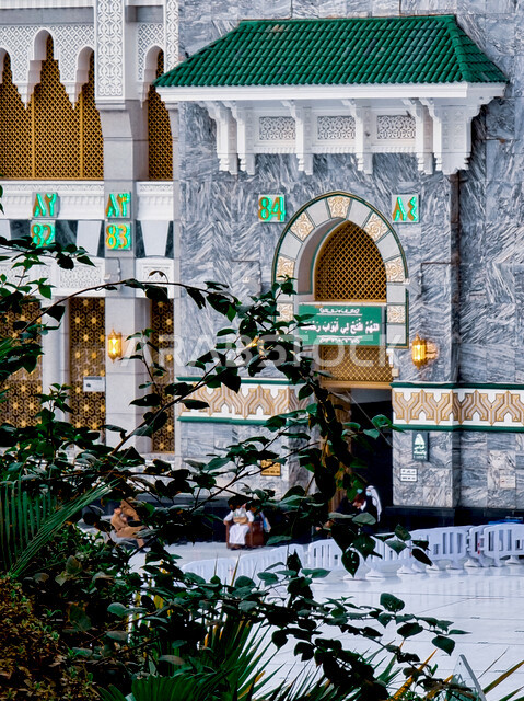 صورة لأحد أبواب الحرم المكي ، جمال و روعة العمارة الاسلامية ، فنون و زخارف عربية اسلامية ، المسجد الحرام بمكة المكرمة ، المملكة العربية السعودية 