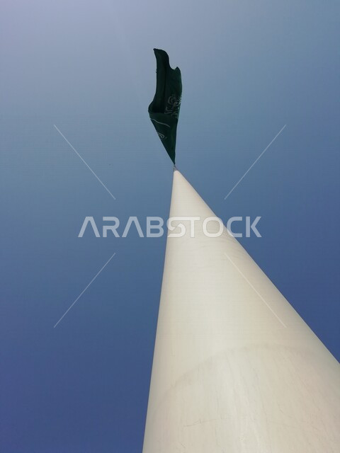 علم المملكة العربية السعودية يرفرف في سماء السعودية ، الاحتفال باليوم الوطني السعودي ، العيد الوطني السعودي
