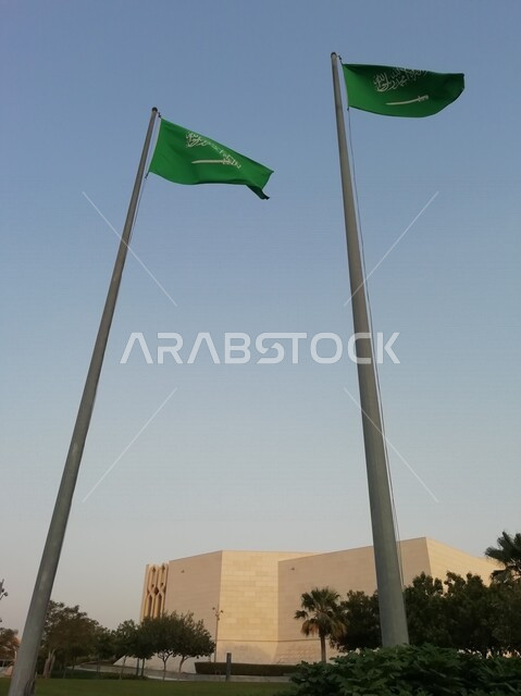 اعلام المملكة العربية السعودية ترفرف في سماء السعودية ، الاحتفال باليوم الوطني السعودي ، العيد الوطني السعودي