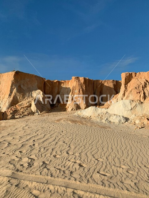 البيئة الصحراوية والقمم والمرتفعات الجبلية، آثار مسير الأقدام على الرمال المتموجة، التكوينات والتشكيلات الصخرية في صحراء المملكة العربية السعودية، مناطق البادية والبيئة الطبيعية في الصحاري، منظر السماء الصافية في وقت النهار، خلفية الطبيعة