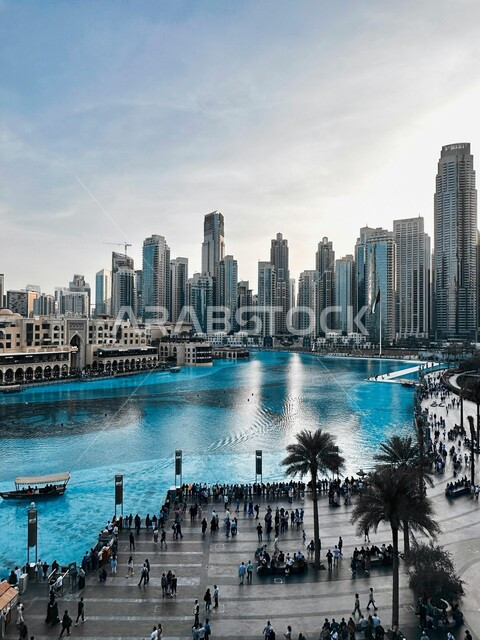 المنشآت والمباني التجارية الشاهقة، الفنون والتصاميم المعمارية الحديثة، النمو والتقدم العمراني، منظر تخيلي مستقبلي للأبراج وناطحات السحاب في الامارات العربية المتحدة، بناء مستقبل حضاري متطور في دبي، تحسين وتطوير البنية التحتية