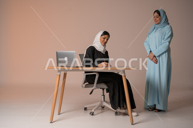 متابعة مشاريع الأعمال ومناقشتها، التعاون بين الموظفين لتحقيق أهداف الشركة، بورتريه لسيداتان عربيتان خليجيتان سعوديتان يقومان بإنجاز مهام العمل، تدوين الملاحظات المهمة، مهن ووظائف نسائية في السعودية، السجم بالطول الكامل، خلفية بيج