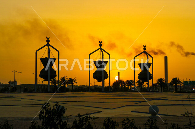 صورة إبداعية لأكبر فوانيس منحوتة في مدينة جدة بالمملكة العربية السعودية وقت غروب وشروق الشمس ، فوانيس جدة ، السياحة بالسعودية ، فانوس رمضان ، شهر رمضان