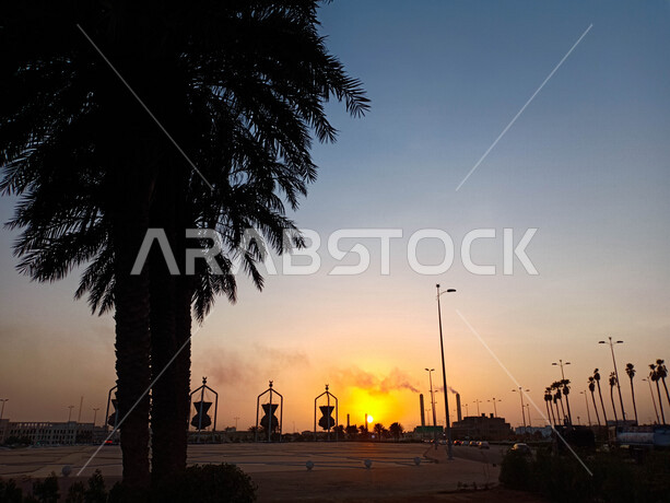 صورة إبداعية لأكبر فوانيس منحوتة في مدينة جدة بالمملكة العربية السعودية وقت غروب وشروق الشمس ، فوانيس جدة ، السياحة بالسعودية ، فانوس رمضان ، شهر رمضان