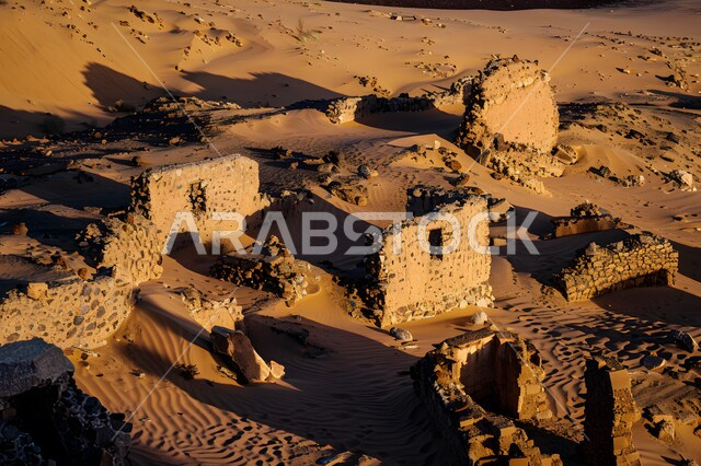 بقايا بيوت حجرية قديمة، هيكل القبائل العربية المهجورة في المناطق الصحراوية، حي سكني أثري تاريخي، التكوينات والتشكيلات من الصخور وسط البيئة الرملية، المناظر الطبيعية في المملكة العربيه السعودية، الأصالة والعراقة والتراث