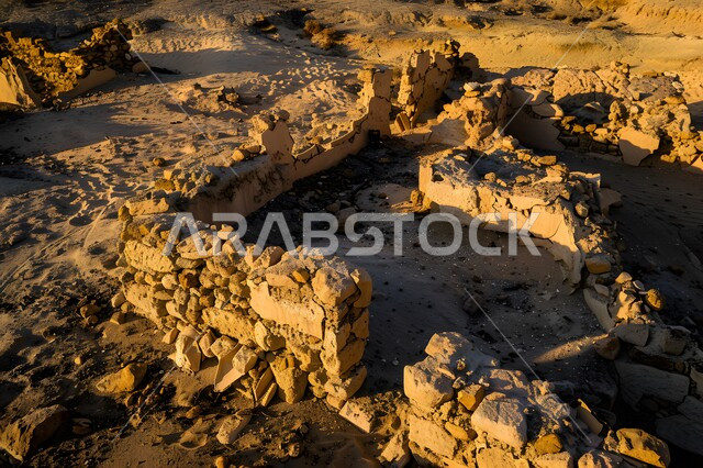 الأصالة والعراقة والتراث، بقايا بيوت حجرية قديمة، هيكل القبائل العربية المهجورة في المناطق الصحراوية، حي سكني أثري تاريخي، التكوينات والتشكيلات من الصخور وسط البيئة الرملية، المناظر الطبيعية في المملكة العربيه السعودية