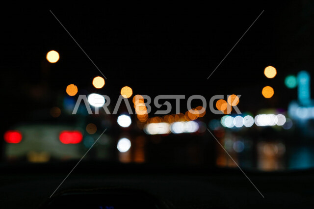 خلفية زخرفية مجردة مع بريق من الألوان غير واضح ، أضواء الشوارع والسيارات ليلاً بخلفية إضاءة دائرية ضبابيه ملونة ، صورة لإنعكاس ضوئي وقت الليل ، خلفية ضوء خوخية مجردة