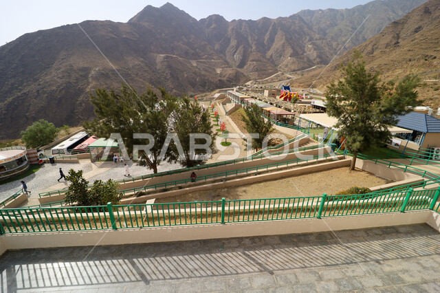 التضاريس والأشجار والنباتات المغطية لسفوح الجبل، أماكن طبيعية للمغامرات ورحلات السفاري، قضاء أوقات هادئة في التأمل والاستجمام، البيئة الجبلية لمنطقة أبها في عسير، إطلالة على الطبيعة الخضراء والمنتزهات والحدائق الجميلة، سلاسل الجبال الصخرية والقمم العالية 
