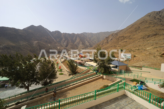 التضاريس والأشجار والنباتات المغطية لسفوح الجبل، أماكن طبيعية للمغامرات ورحلات السفاري، قضاء أوقات هادئة في التأمل والاستجمام، البيئة الجبلية لمنطقة أبها في عسير، إطلالة على الطبيعة الخضراء والمنتزهات والحدائق الجميلة، سلاسل الجبال الصخرية والقمم العالية 