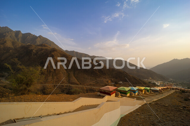 التضاريس والأشجار والنباتات المغطية لسفوح الجبل، أماكن طبيعية للمغامرات ورحلات السفاري، قضاء أوقات هادئة في التأمل والاستجمام، البيئة الجبلية لمنطقة أبها في عسير، إطلالة على الطبيعة الخضراء والمنتزهات والحدائق الجميلة، سلاسل الجبال الصخرية والقمم العالية 