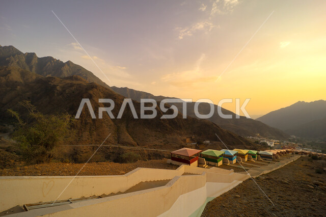 التضاريس والأشجار والنباتات المغطية لسفوح الجبل، أماكن طبيعية للمغامرات ورحلات السفاري، قضاء أوقات هادئة في التأمل والاستجمام، البيئة الجبلية لمنطقة أبها في عسير، إطلالة على الطبيعة الخضراء والمنتزهات والحدائق الجميلة، سلاسل الجبال الصخرية والقمم العالية 