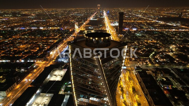 صورة ليلية مقربة لبرج المجدول في مدينة الرياض في المملكة العربية السعودية، البرج الملتوي يقع على طريق الملك فهد، ابراج وناطحات سحاب في المملكة العربية السعودية