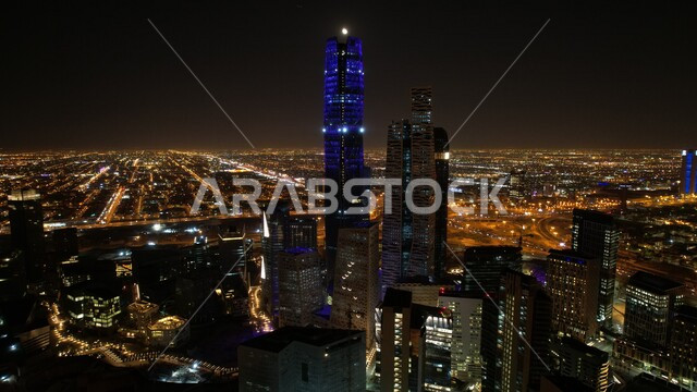 تصوير جوي لمركز الملك عبدالله المالي (كافد) في الرياض بالمملكة العربية السعودية ،صورة للأبراج مالية واقتصادية والمنشأت المعمارية ليلاً ، السياحة في السعودية ، إطلالة رائعة على مركز الملك عبدالله المالي بالرياض