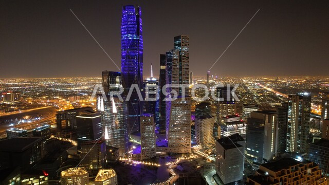 تصوير جوي لمركز الملك عبدالله المالي (كافد) في الرياض بالمملكة العربية السعودية ،صورة للأبراج مالية واقتصادية والمنشأت المعمارية ليلاً ، السياحة في السعودية ، إطلالة رائعة على مركز الملك عبدالله المالي بالرياض