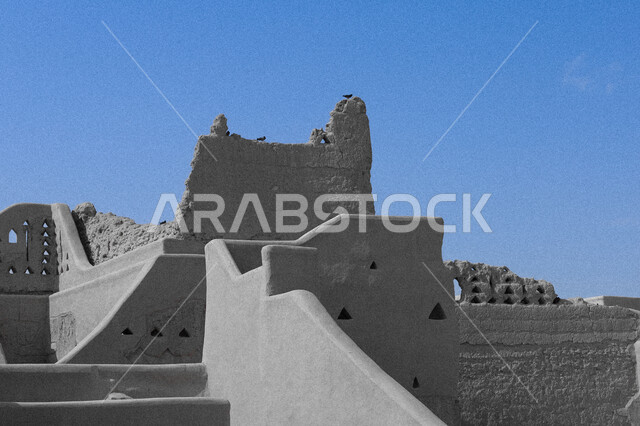 الأماكن التراثية السياحية والعريقة في المملكة العربية، الفن الهندسي المعماري القديم لأسوار الدرعية القديمة في مدينة الرياض في السعودية، صورة بالابيض والاسود للمباني الأثرية والبيوت الطينية في حي الطريف، معالم أثرية تاريخية شعبية قديمة، تأسيس الدولة عام 1727م