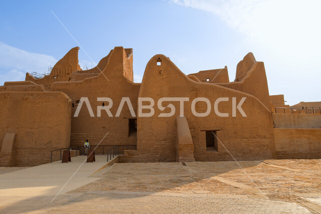 معالم أثرية تاريخية شعبية قديمة، الأماكن التراثية السياحية والعريقة في المملكة العربية، الفن الهندسي المعماري القديم لأسوار الدرعية القديمة في مدينة الرياض في السعودية، المباني الأثرية والبيوت الطينية في حي الطريف، تأسيس الدولة عام 1727م