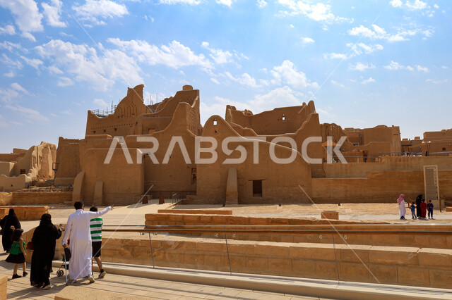 معالم أثرية تاريخية شعبية قديمة، الأماكن التراثية السياحية والعريقة في المملكة العربية، مجموعة من السياح العرب يقومون بالتجول في حي الطريف، الفن الهندسي المعماري القديم لأسوار الدرعية القديمة في مدينة الرياض في السعودية، تأسيس الدولة عام 1727م