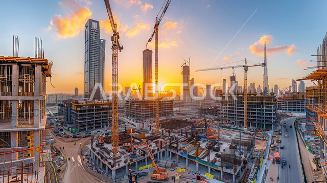 أعمال البناء والمقاولات والتطوير العقاري، الأساسات والهياكل للمشروعات السكنية والمصانع، مفهوم العمل الجماعي والتعاون في أداء المهام، تشييد المباني والمشاريع الضخمة، عمال عرب خليجيين سعوديين يعملون في موقع البناء وقت غروب الشمس