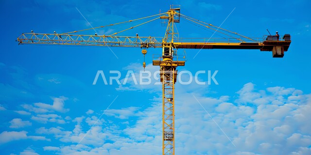 استخدام الرافعات والمعدات الثقيلة في أعمال البناء، مفهوم تحسين البنية التحتية للبلاد، التطور المعماري والحضاري في المملكة العربية السعودية، تشييد المباني والمشاريع الضخمة، أعمال المقاولات والتطوير العقاري، إنشاء الأساسات والهياكل للمشروعات السكنية والمصانع