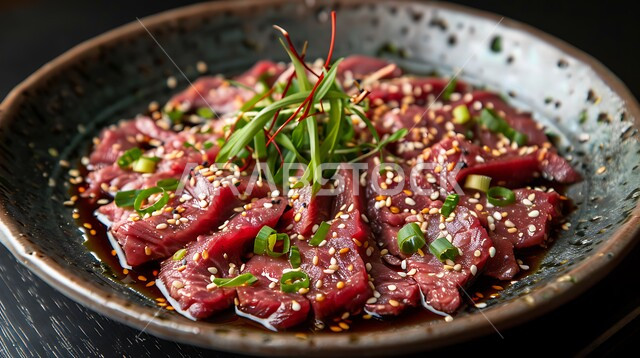 مأكولات غنية بالبروتينات، مقبلات ووجبات خفيفة وشهية، طبق من شرائح اللحم النيء المزين بحبات السمسم والخضار، مطاعم ومطابخ المملكة العربية السعودية، فنون تقديم الأطعمة الباردة