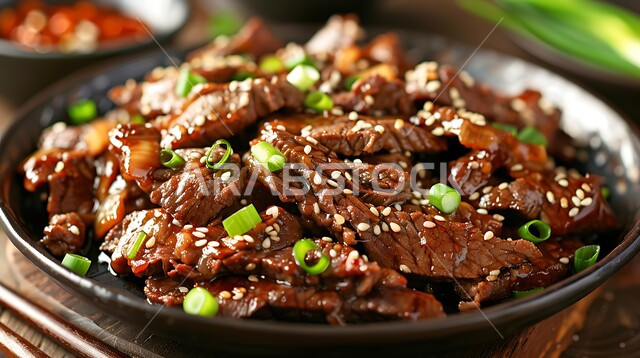 وجبات خفيفة وشهية، طبق من شرائح اللحم المتبل والمزين بحبات السمسم والخضار، مأكولات غنية بالبروتينات، فنون تقديم الأطعمة في مطاعم ومطابخ المملكة العربية السعودية، تحضير وتجهيز المكونات الرئيسية