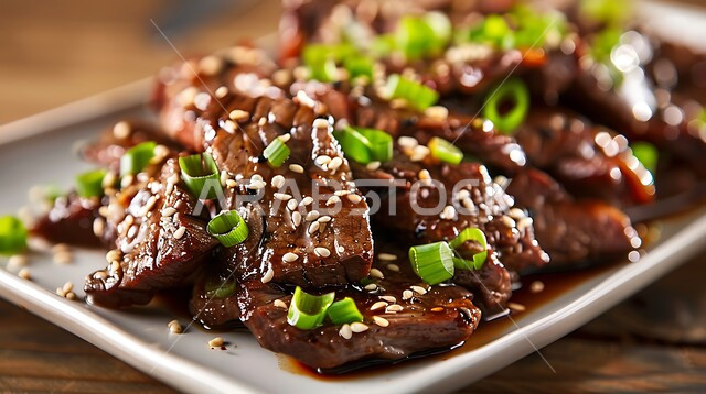 أكلات شعبية عربية، فنون تقديم الأطعمة في مطاعم المأكولات التقليدية الشرقية،  تصوير مقرب لطبق من قطع اللحم البقري النيء مع التوابل والأعشاب على المائدة، وصفات لذيذة صحية