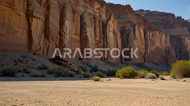 التكوينات والتشكيلات من الهضاب والتلال الصخرية وسط الصحراء، مناطق البادية وقت النهار، الرمال الذهبية الناعمة المتموجة والكثبان في المملكة العربية السعودية