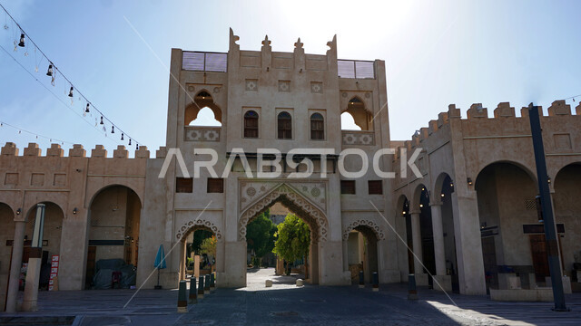 البوابة الخارجية للمدرسة الاميرية في الهفوف بمدينة الاحساء، الفن الهندسي المعماري للمدارس على الطراز العربي الاسلامي، معالم اثريه تاريخية في المملكة العربية السعودية، مقصد تراثي وثقافي لجذب السياح من انحاء العالم